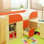детская кровать с выдвижным столом